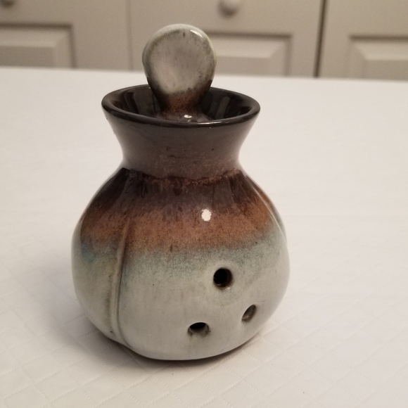 Peter Pots Studio Poterry Garlic Keeper 4.5 In Tan & Brown - Picture 1 of 5